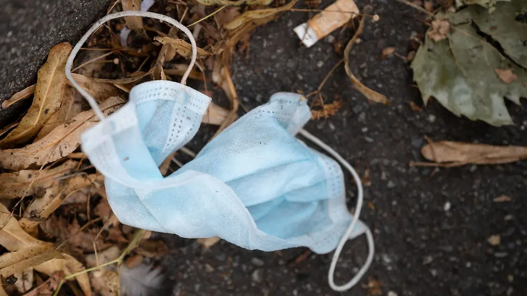 Weggeworfene-oder-verlorene-Corona-Schutzmasken-sind-eine-Gefahr-fuer-Wildtiere