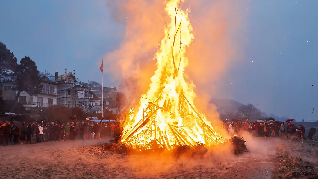Ein-Osterfeuer-brennt-am-Elbstrand-in-Blankenese
