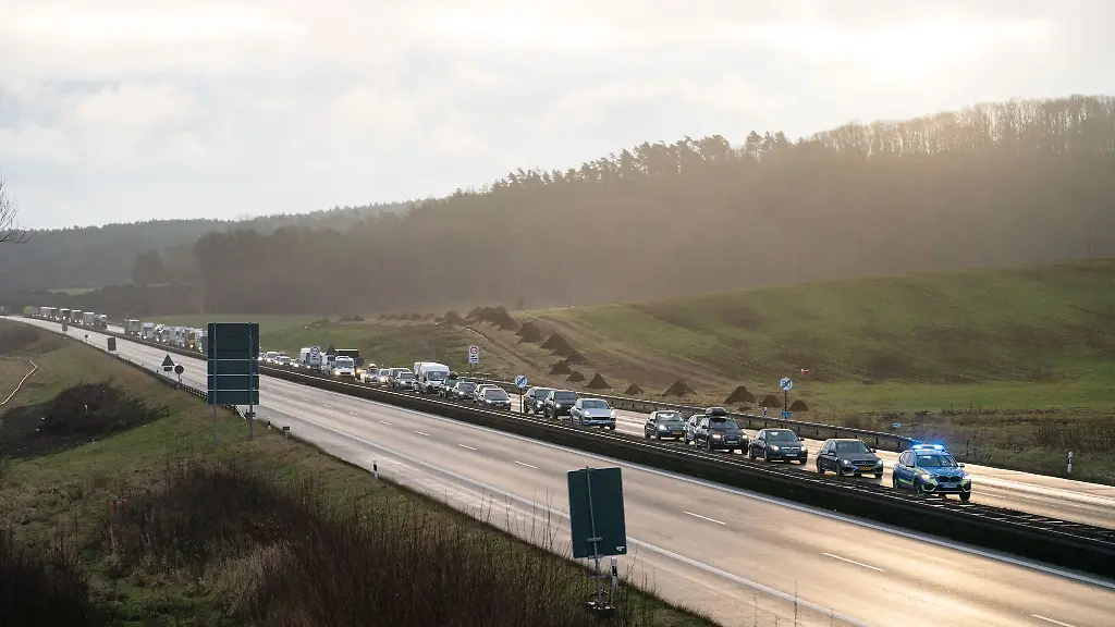 Der-Verkehr-wird-durch-Begleitung-eines-Polizeifahrzeuges-auf-der-A3-umgeleitet