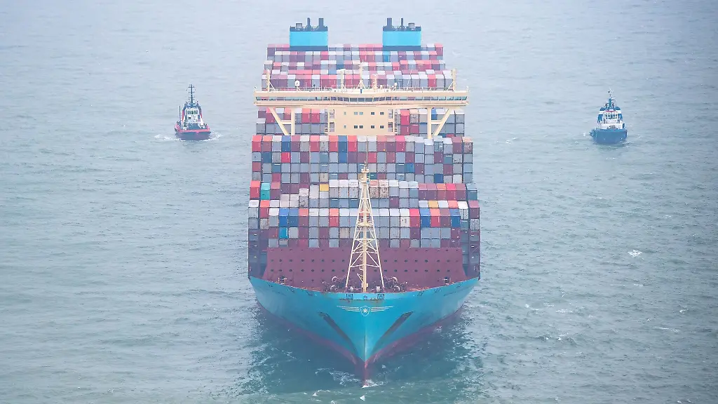 Die-Mumbai-Maersk-liegt-umringt-von-Schleppern-in-der-Nordsee