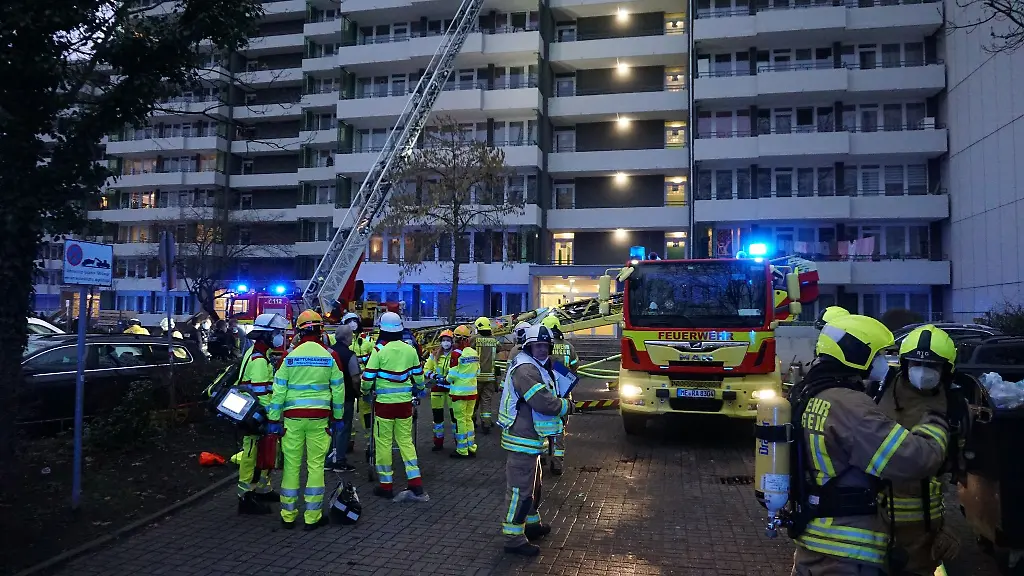 Einsatzkraefte-der-Feuerwehr-sind-bei-Loescharbeiten-bei-einem-Brand