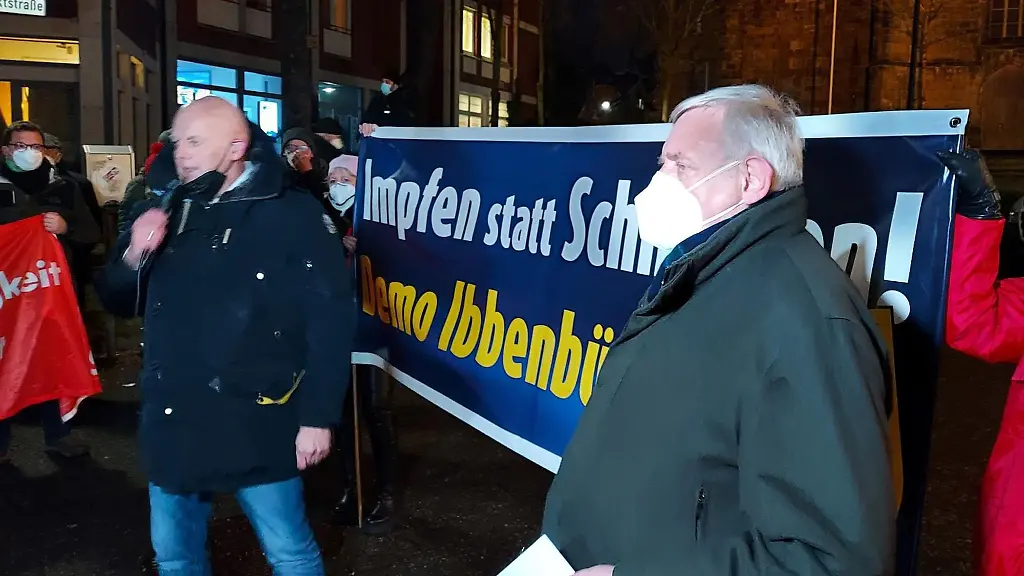 Karl-Josef-Laumann-CDU-r-steht-bei-seinem-ueberraschenden-Besuch-einer-Demonstration-von-Impf-Befuerwortern-vor-dem-Transparent-Impfen-statt-Schimpfen
