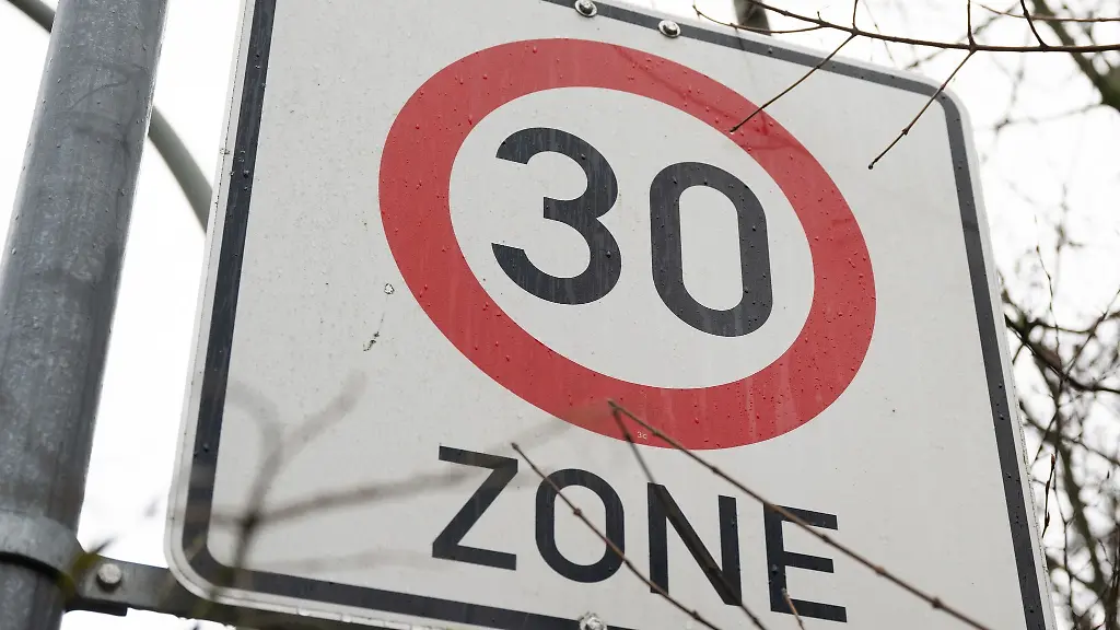 Ein-Verkehrsschild-mit-der-Aufschrift-30-Zone-weist-auf-eine-Tempo-30-Zone-hin