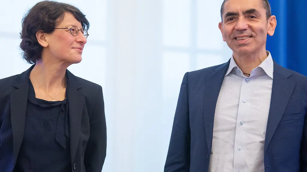 Die-Biontech-Gruender-Ugur-Sahin-r-und-Oezlem-Tuereci-in-der-Staatskanzlei-in-Mainz