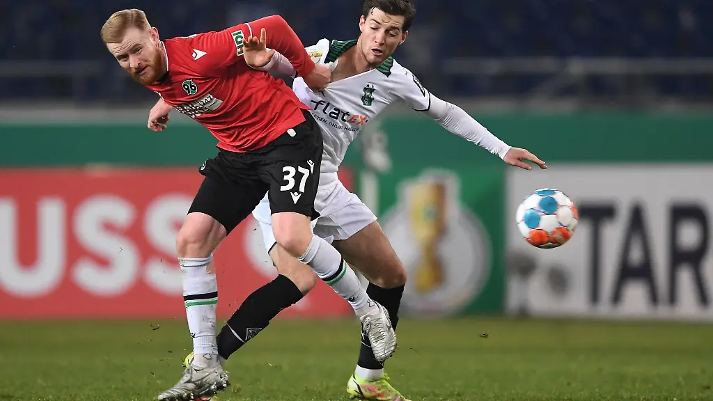 Hannovers-Sebastian-Kerk-l-spielt-gegen-Gladbachs-Joe-Scally