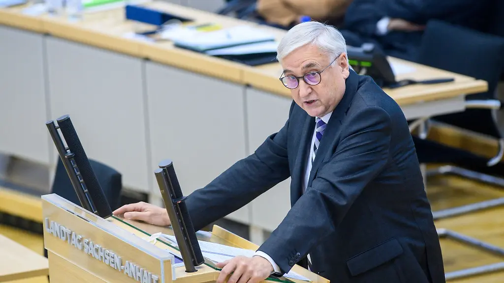 Sachsen-Anhalts-Finanzminister-Michael-Richter-spricht-im-Plenarsaal-zu-den-Abgeordneten