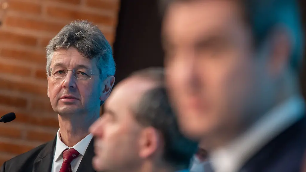 Bayerns-Kultusminister-Michael-Piazolo-Freie-Waehler-l-nimmt-an-einer-Pressekonferenz-teil