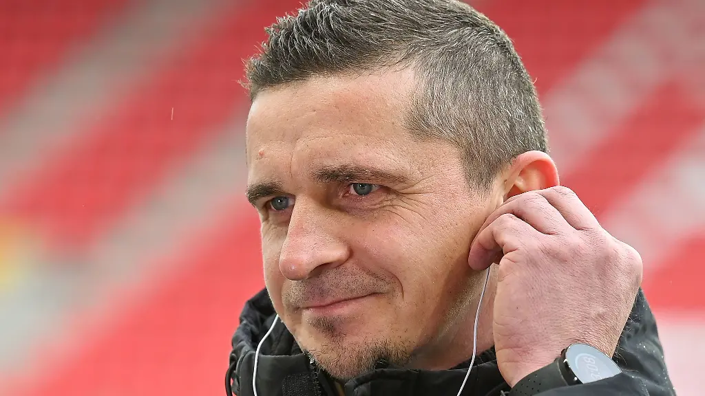 Jahn-Coach-Mersad-Selimbegovic-steht-vor-einem-Spiel-im-Stadion