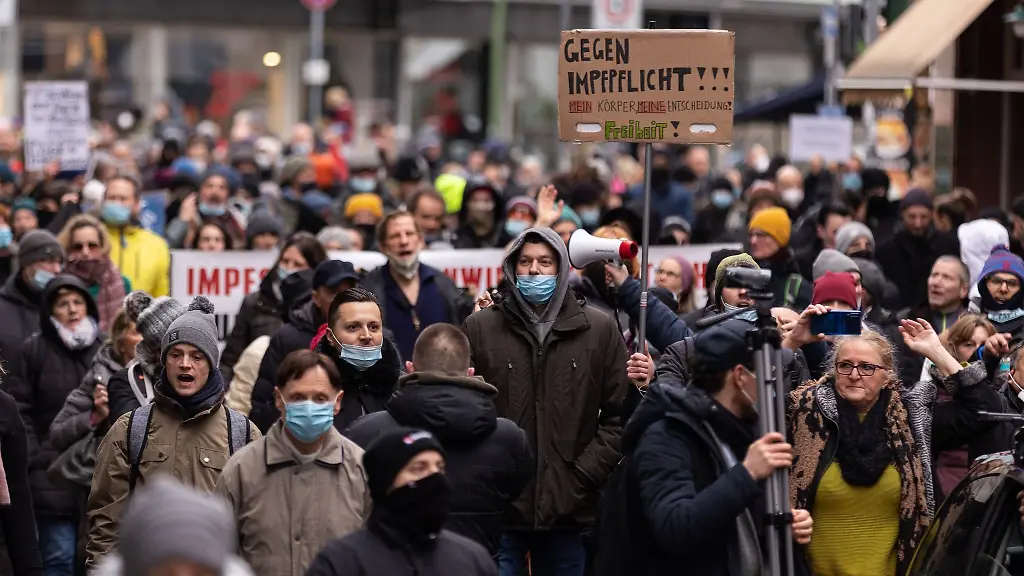 Teilnehmer-einer-Demonstration-gegen-Corona-Massnahmen-und-Impfpflicht-ziehen-durch-Frankfurt