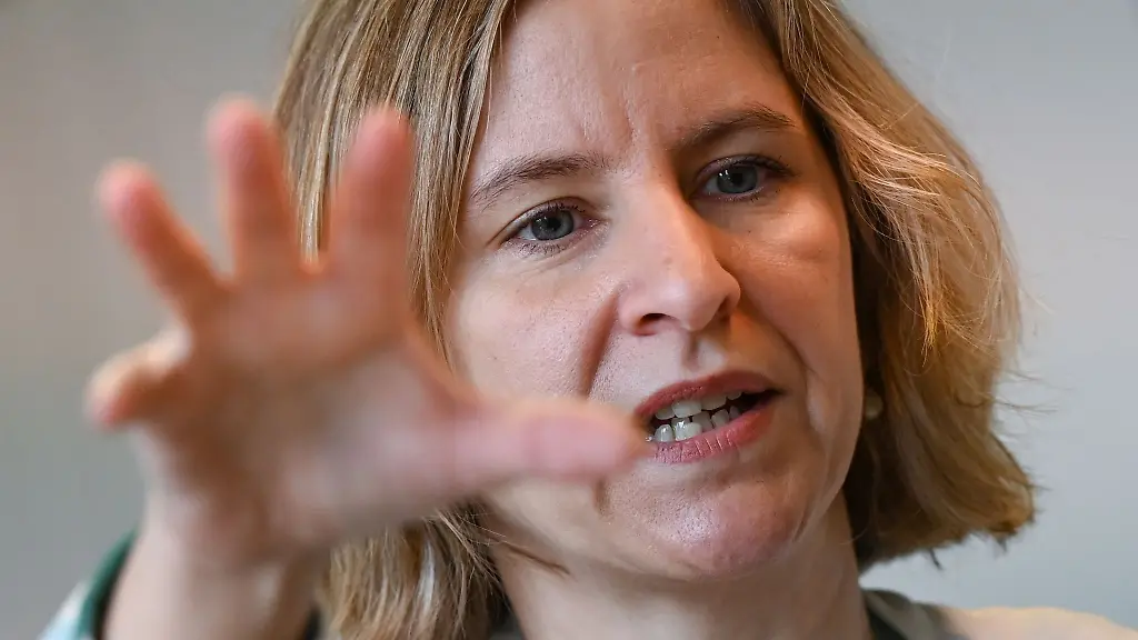 Klimaschutzministerin-Katrin-Eder-Gruene-spricht-bei-einem-Interview