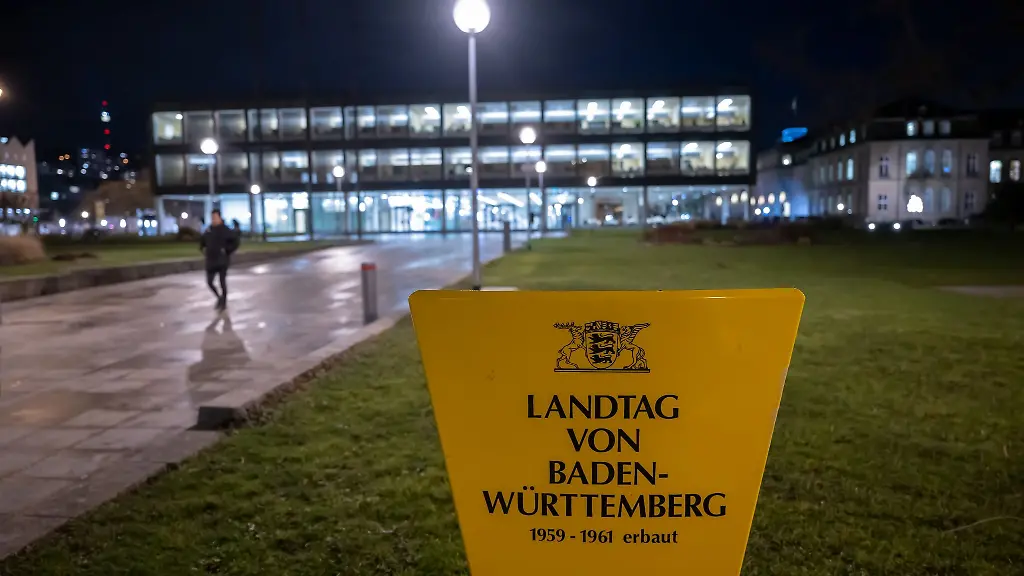 Ein-Schild-steht-vor-dem-Landtagsgebaeude-in-Stuttgart
