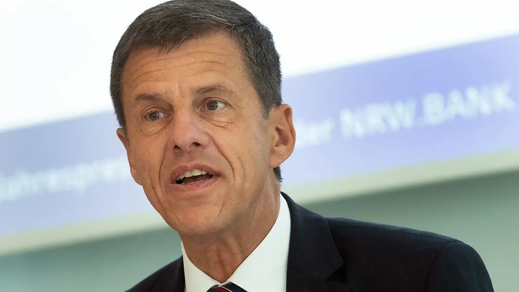Eckhard-Forst-Vorstandsvorsitzender-der-NRW-Bank-spricht-waehrend-einer-Pressekonferenz