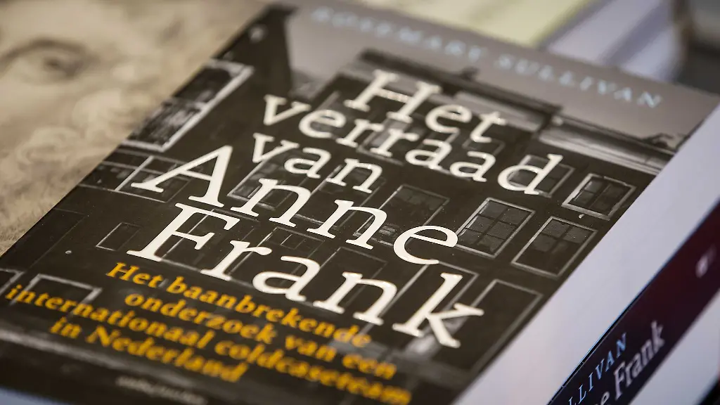 Das-Cover-des-Buches-Het-verraad-van-Anne-Frank-Der-Verrat-von-Anne-Frank-von-Rosemarie-Sullivan