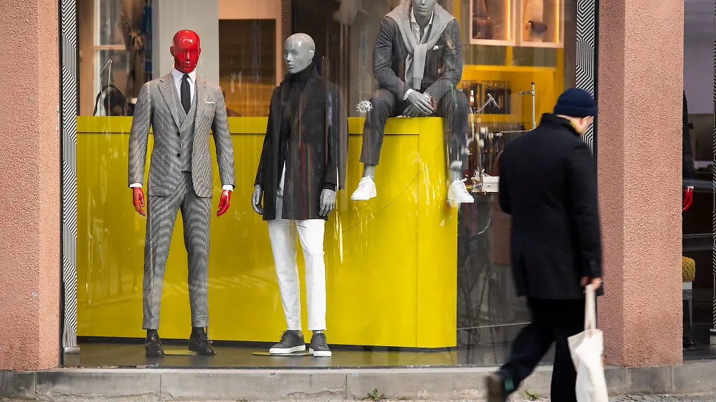 Ein-Mann-geht-an-einem-Schaufenster-vorbei