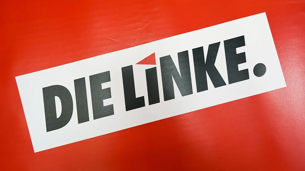 Das-Logo-der-Partei-Die-Linke-steht-auf-rotem-Grund