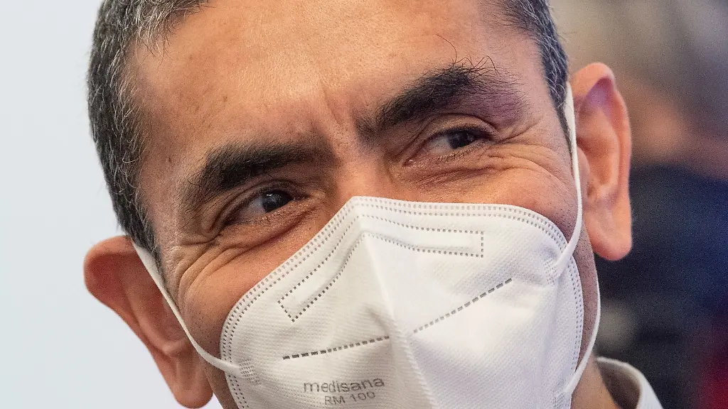 Der-Biontech-Gruender-Ugur-Sahin-schaut-in-die-Runde