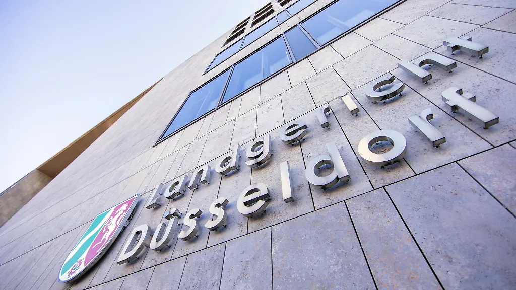 Der-Schriftzug-Landgericht-Duesseldorf-steht-an-der-Fassade-des-Landgerichts