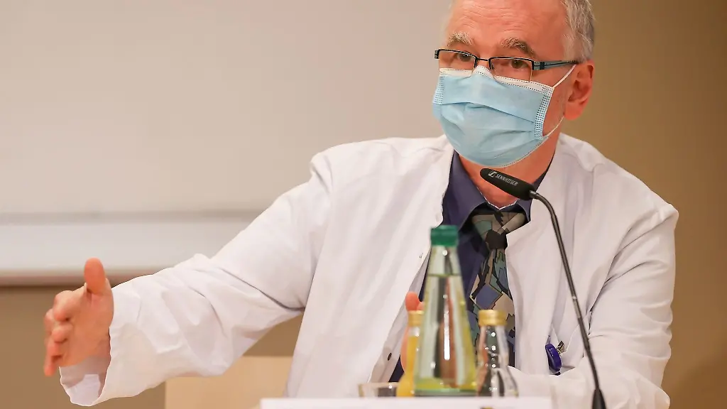 Thomas-Gruenewald-Vorsitzender-der-Saechsischen-Impfkommission-und-Infektiologe-am-Klinikum-Chemnitz-spricht