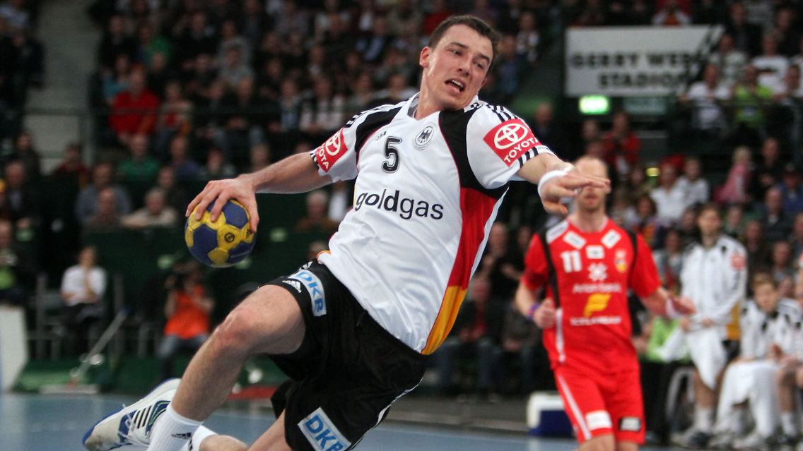 Dominik Klein setzt zum Wurf auf das isländische Tor an.