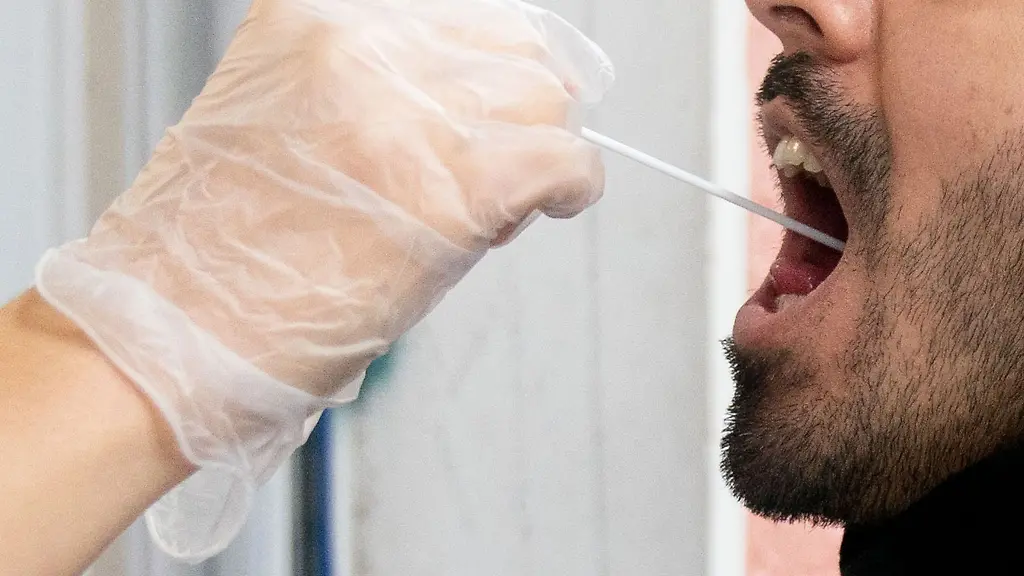 Ein-Patient-laesst-vor-einer-Arztpraxis-einen-Abstrich-fuer-einen-Corona-Test-machen