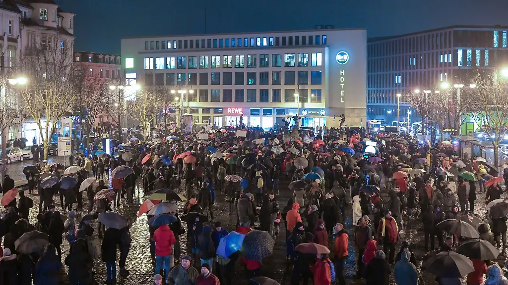 Auf-dem-Hallmarkt-versammeln-sich-hunderte-Menschen