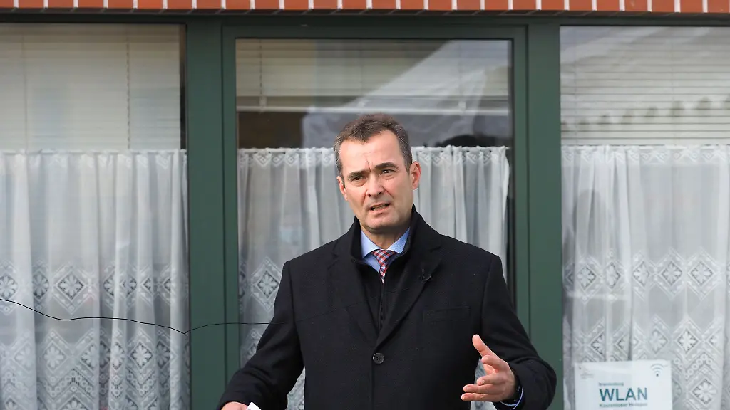 Der-bisherige-Landrat-des-Landkreises-Prignitz-Torsten-Uhe-spricht-zu-Journalisten