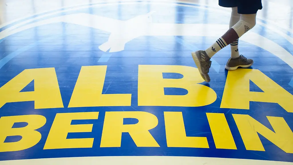 Ein-Spieler-der-Mannschaft-ALBA-Berlin-geht-ueber-das-Logo-auf-dem-Boden