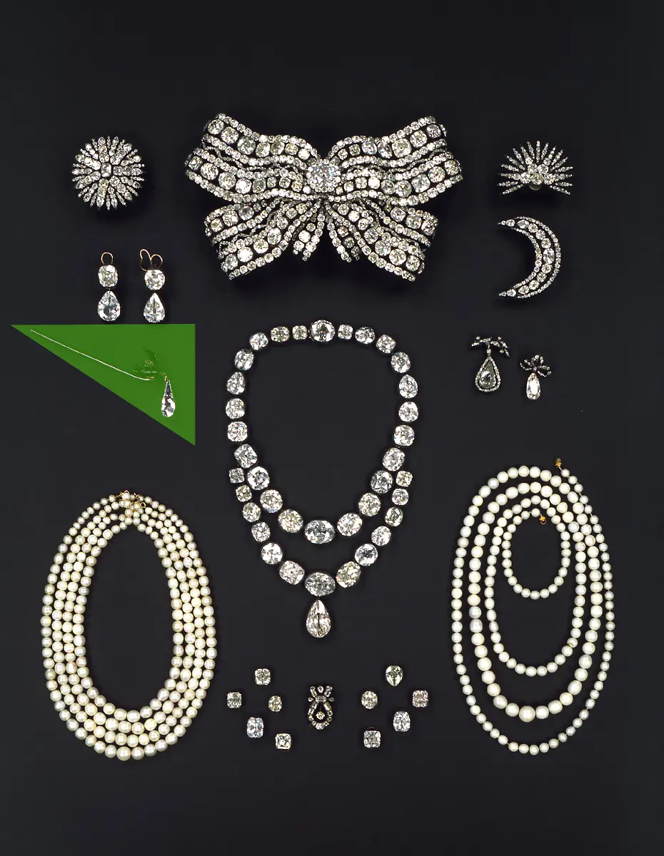 Gesamtansicht-Diamantschmuck-und-die-Perlen-der-Koeniginnen