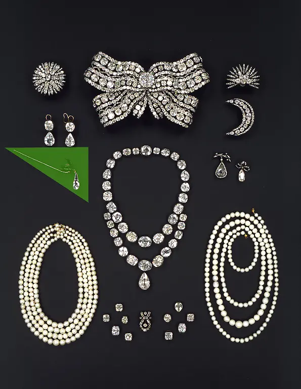 Gesamtansicht-Diamantschmuck-und-die-Perlen-der-Koeniginnen