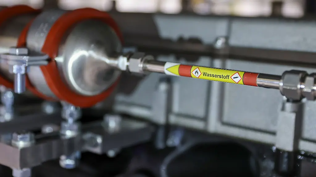 Ueber-eine-zusaetzliche-Zuleitung-wird-ein-Diesel-Nutzfahrzeugmotor-fuer-einen-Prueflauf-versorgt