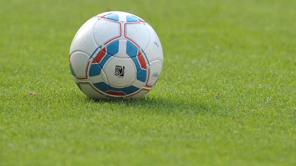 Ein-Fussball-liegt-auf-dem-Spielfeld