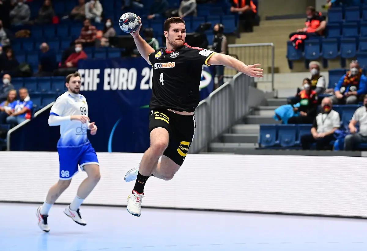 Deutschlands-Johannes-Golla-wirft-auf-das-Tor