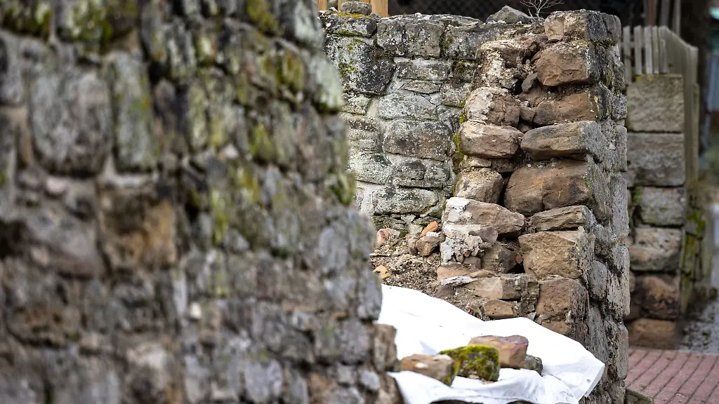 Teile-der-Mauer-um-das-Grundstueck-der-evangelisch-lutherischen-Kirche-Heyda-sind-eingestuerzt