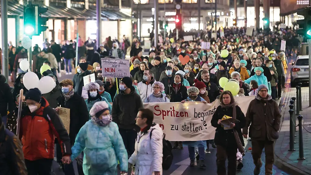 Menschen-demonstrieren-gegen-die-Massnahmen-zur-Eindaemmung-der-Corona-Pandemie