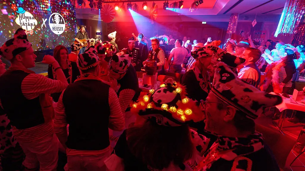 Etwa-250-Menschen-feiern-bei-einer-Veranstaltung-unter-dem-Moto-Humba-Taetaerae-in-einem-Hotel-in-Koeln-Karneval