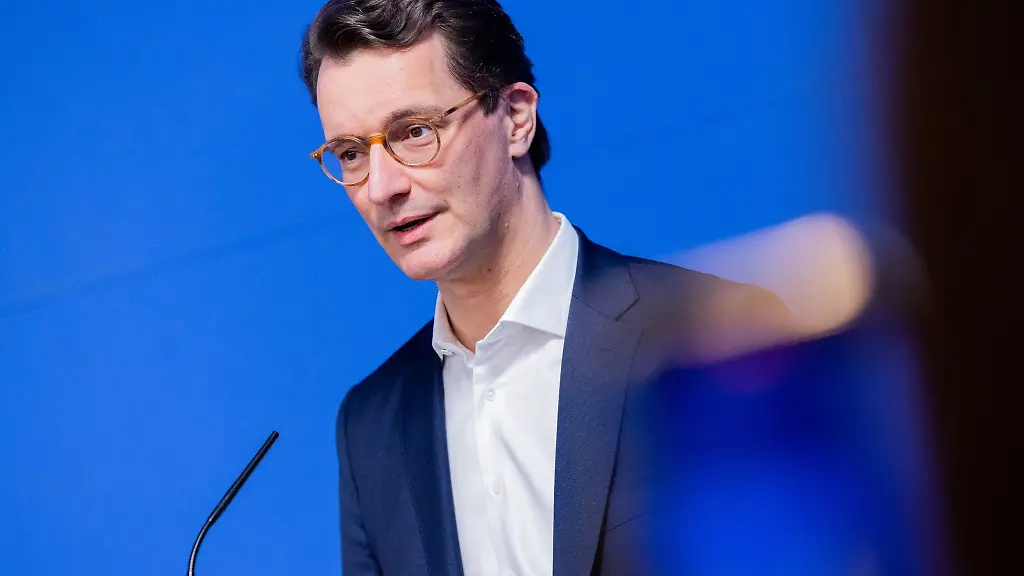 Hendrik-Wuest-CDU-Ministerpraesident-von-Nordrhein-Westfalen-spricht