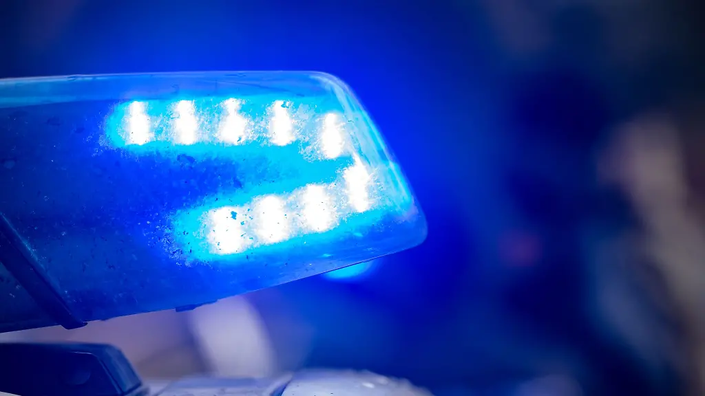 Ein-Blaulicht-leuchtet-auf-dem-Dach-eines-Polizeiwagens