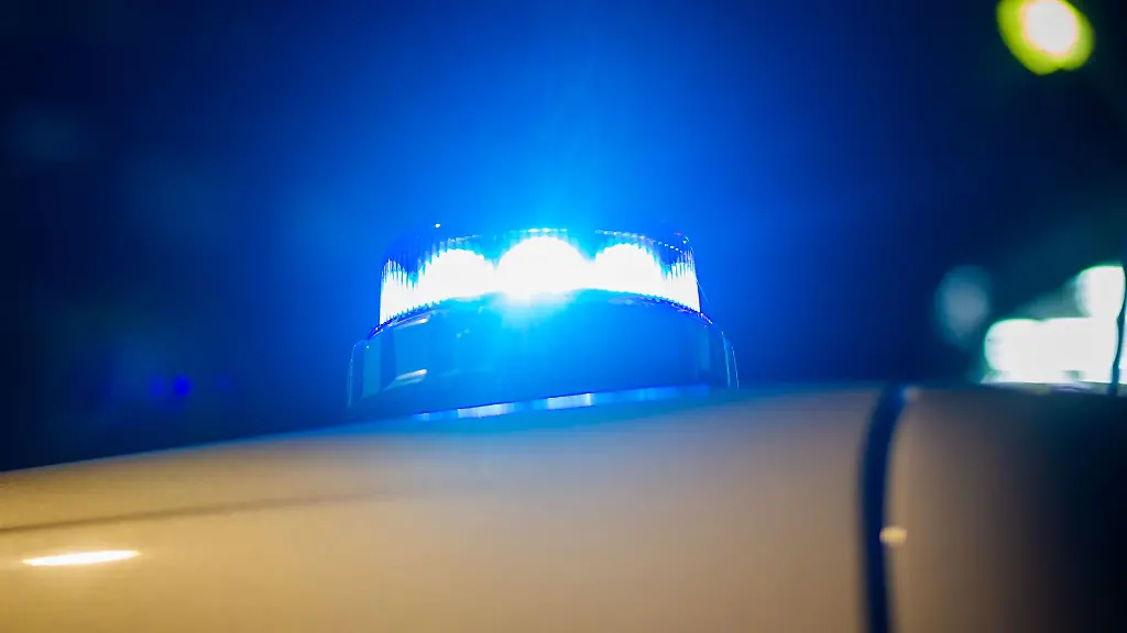 Das-Blaulicht-eines-Polizeifahrzeugs-ist-angeschaltet