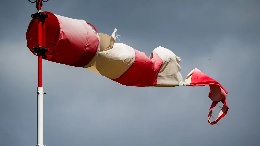 Eine-Windhose-weht-vor-grauen-Wolken-im-Wind