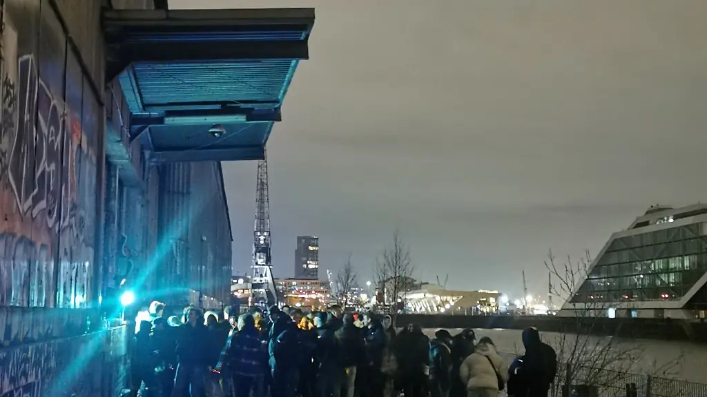 Zweimal-hat-die-Hamburger-Polizei-die-Party-einer-Gruppe-von-Feiernden-aufgeloest