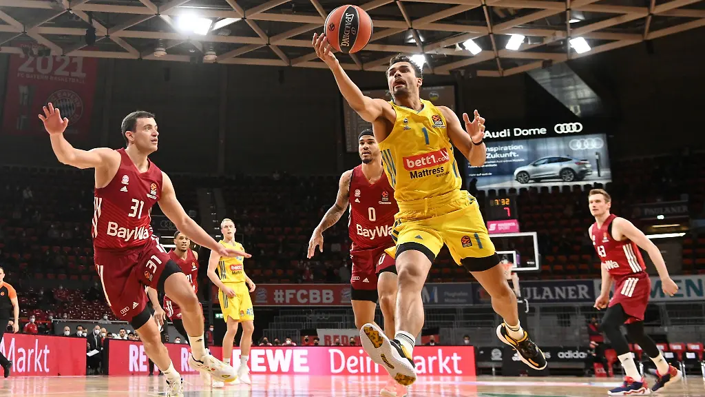 Oscar-Da-Silva-r-l-von-Berlin-Nick-Weiler-Babb-M-hinten-von-Bayern-und-Zan-Mark-Sisko-von-Bayern-in-Aktion