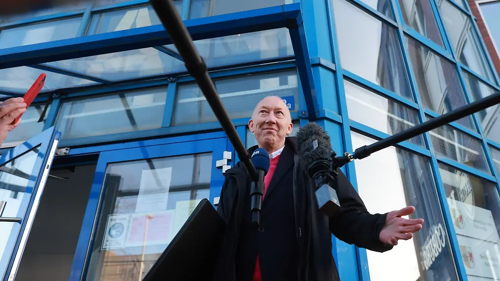 Jason-Kirkpatrick-spricht-vor-dem-Verwaltungsgericht-in-Schwerin-zu-Journalisten