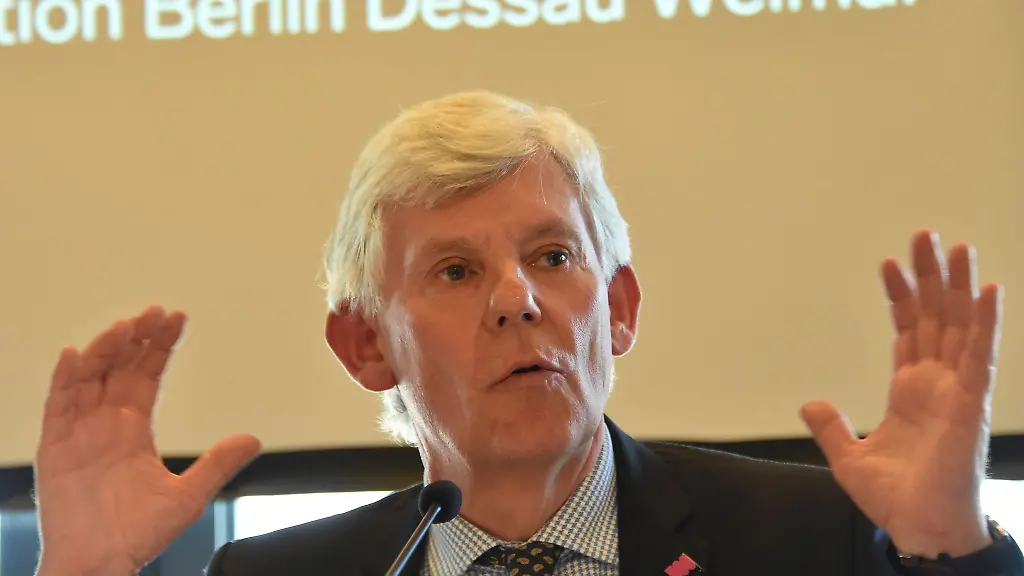 Wolfgang-Holler-spricht-bei-einer-Pressekonferenz