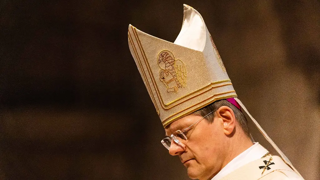 Erzbischof-Stephan-Burger-steht-im-Freiburger-Muenster