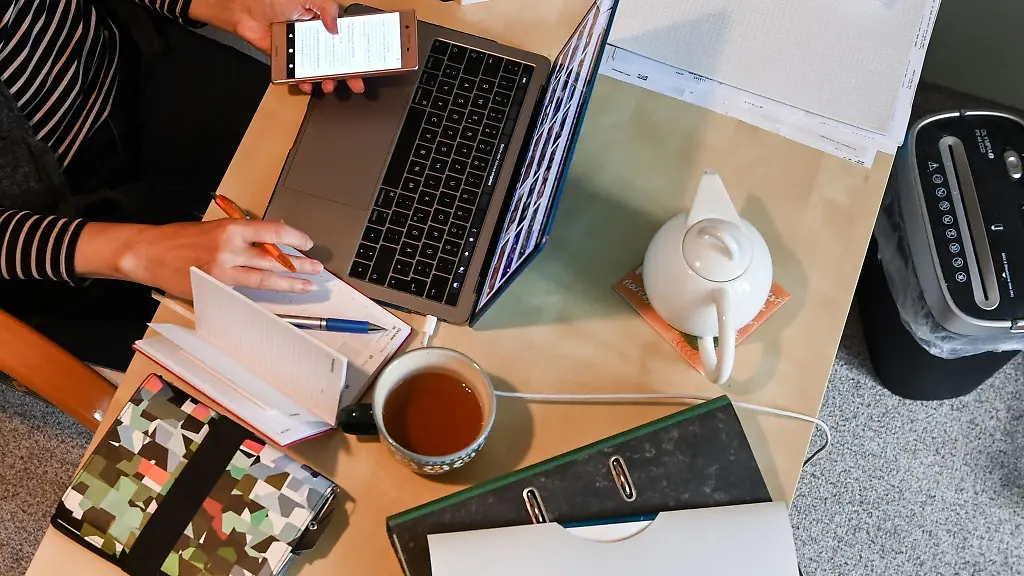 Eine-Frau-arbeitet-im-Homeoffice