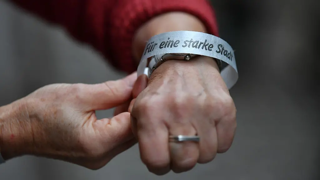 Eine-Frau-legt-sich-ein-2G-Baendchen-um-das-Handgelenk