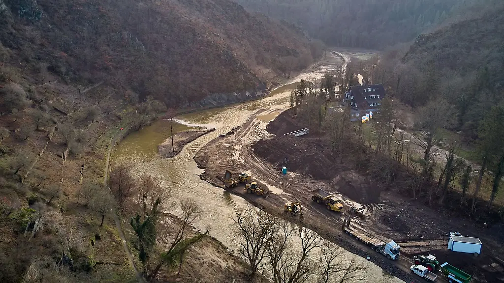 Die-Ahrtalschleife-bei-Altenahr-nach-der-Flut