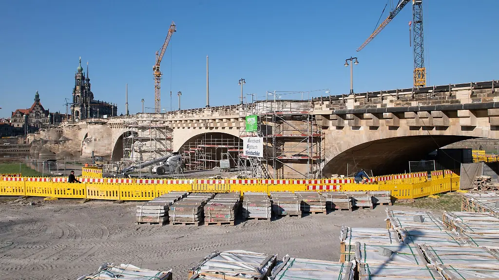 Ein-Baugeruest-umgibt-Teile-der-Augustusbruecke