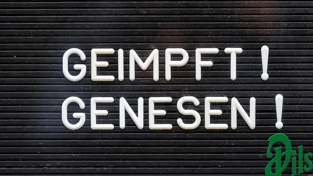 Geimpft-Genesen-steht-auf-einem-Schild-an-einer-Bar