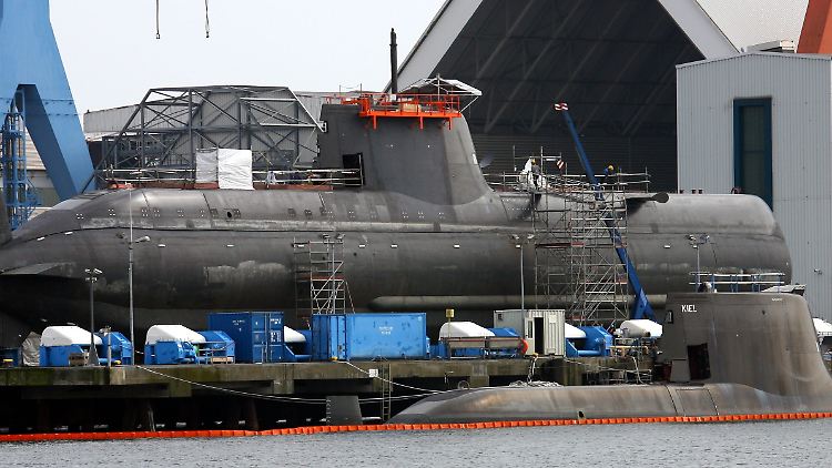 Zwei U-Boote sind am Anleger und auf dem Werftgelände der HDW-Werft in Kiel zu sehen.